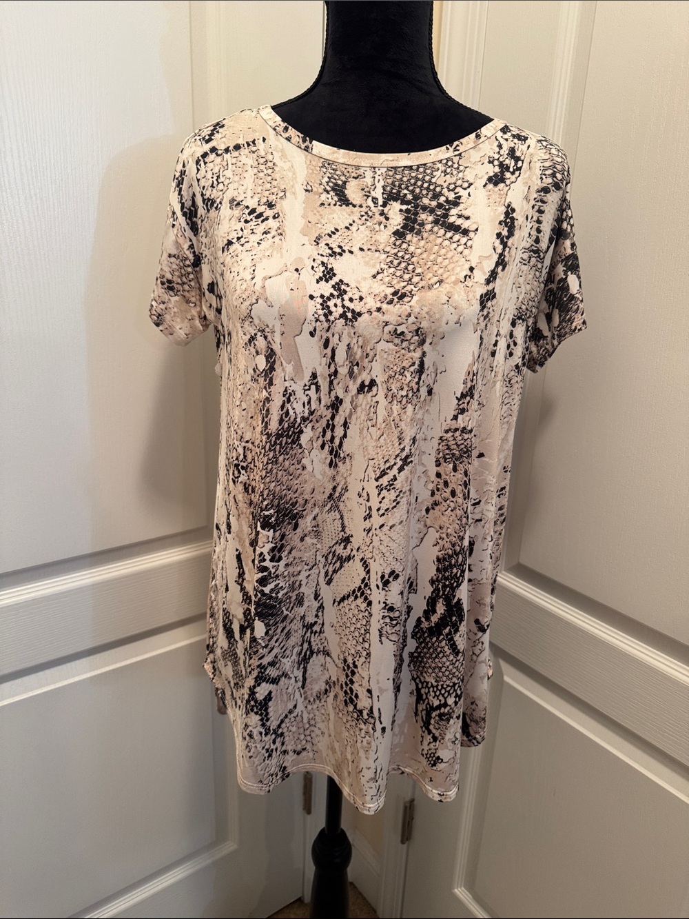 Jules & James Beige Snake-Print Short Sleeve Blouse - Women’s Size M